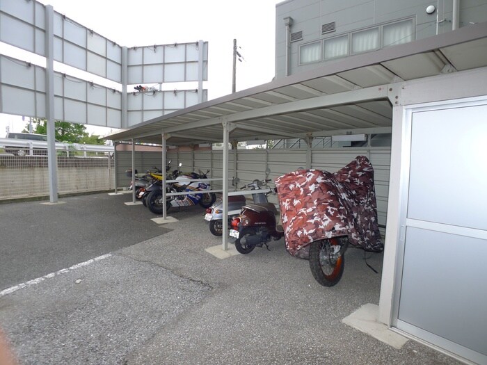 物件外観写真6　(バイク置き場)