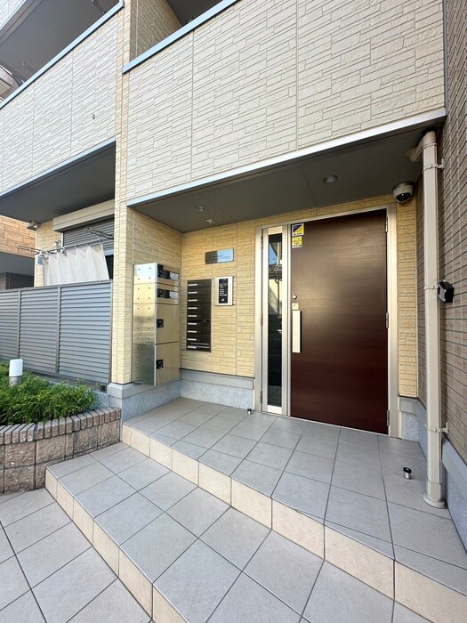 物件外観写真2　(エントランス部分)
