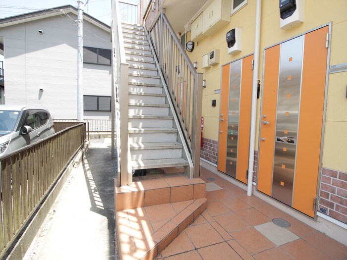 物件外観写真2　(エントランス部分)