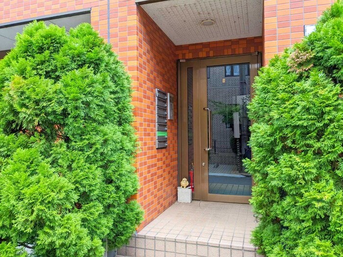 物件外観写真3　(エントランス部分)