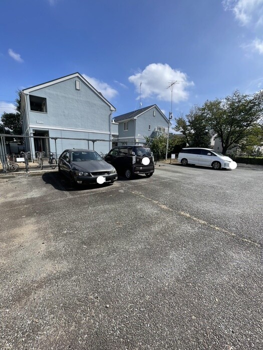 ラセ－ル2番館の駐車場