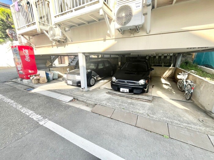 物件外観写真3　(駐車場)
