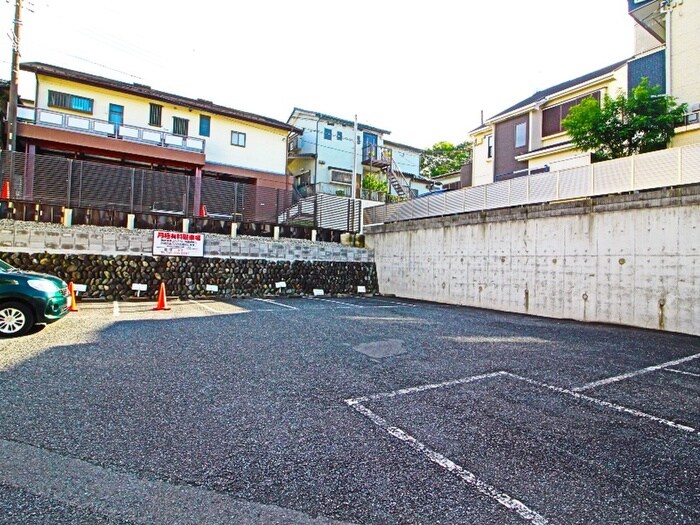 物件外観写真5　(駐車場)