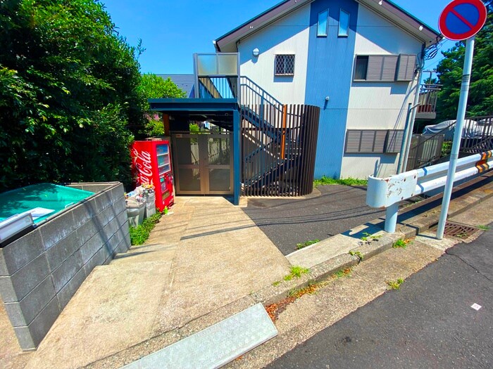 物件外観写真2　(エントランス部分)