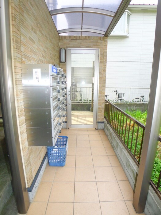 物件外観写真2　(エントランス部分)