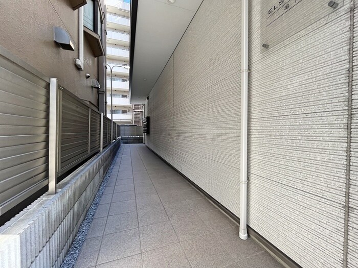 物件外観写真3　(エントランス部分)