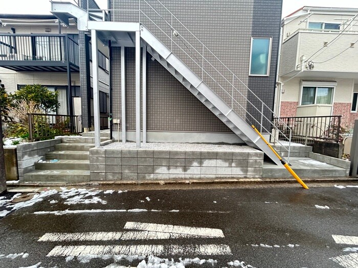 物件外観写真6　(エントランス部分)