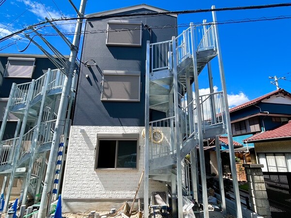 建築中