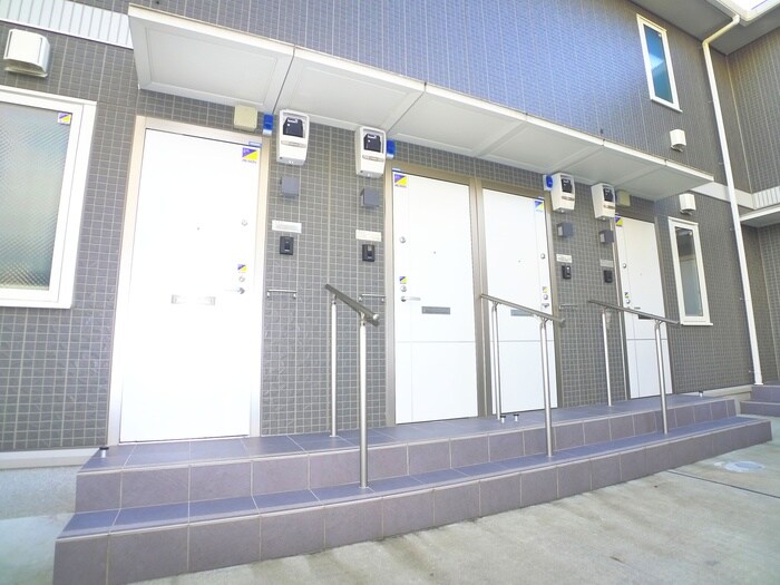 物件外観写真4　(エントランス部分)