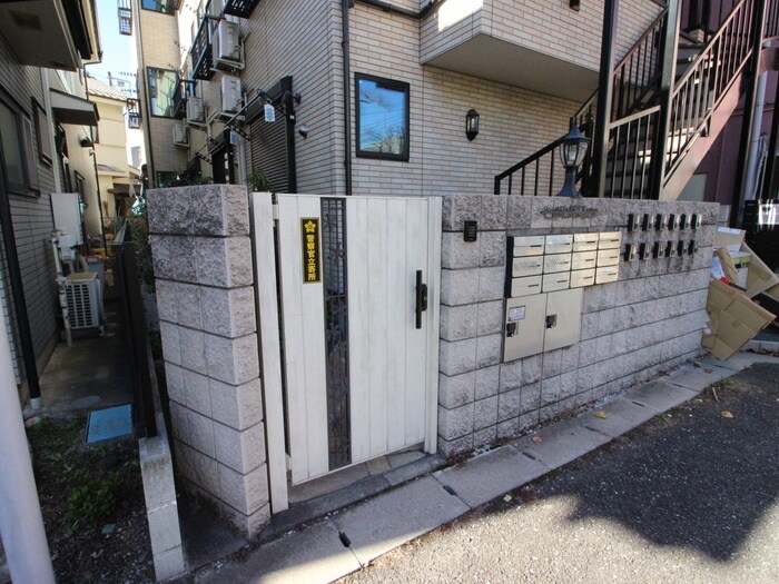 物件外観写真3　(エントランス部分)