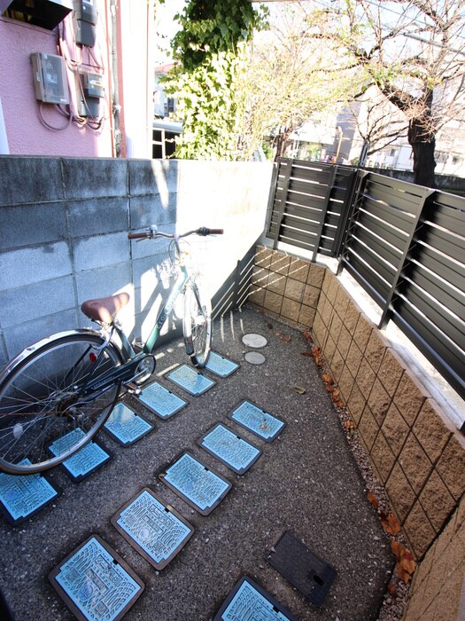 物件外観写真4　(駐輪場)