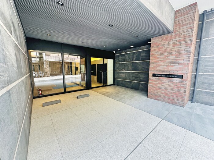 物件外観写真2　(エントランス部分)