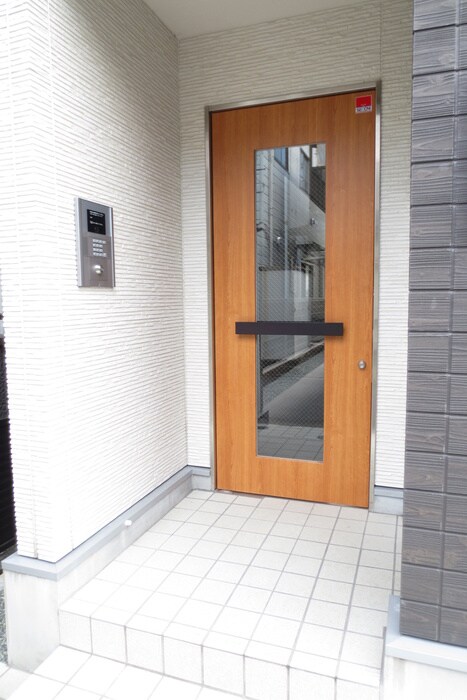 物件外観写真3　(エントランス部分)