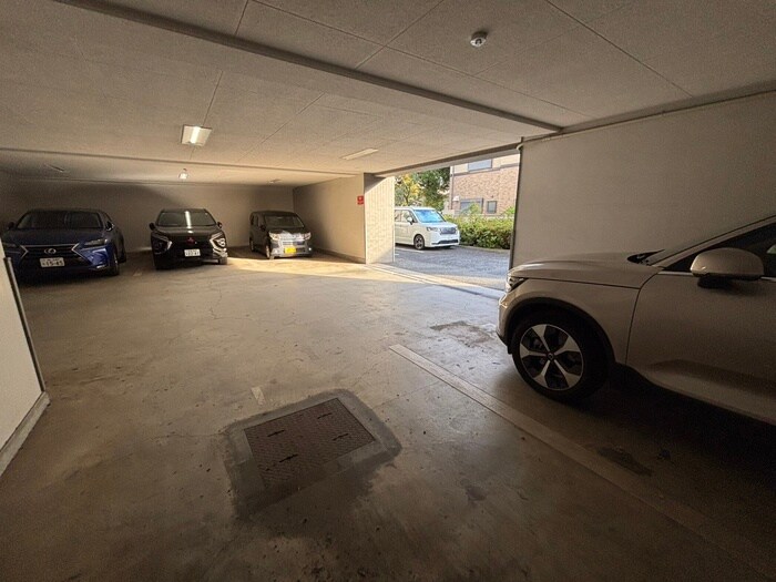 物件外観写真6　(駐車場)