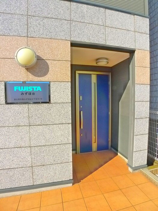 物件外観写真2　(エントランス部分)