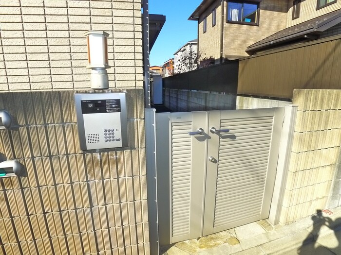 物件外観写真3　(エントランス部分)