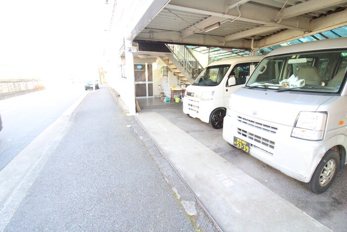 物件外観写真4　(駐車場)
