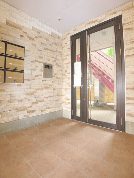 物件外観写真2　(エントランス部分)