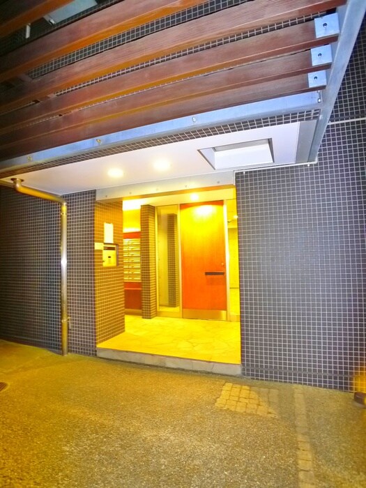 物件外観写真4　(エントランス部分)