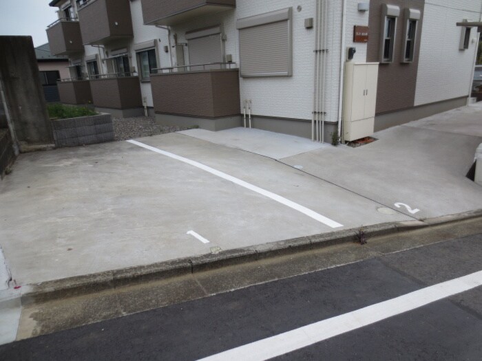 物件外観写真2　(駐車場)