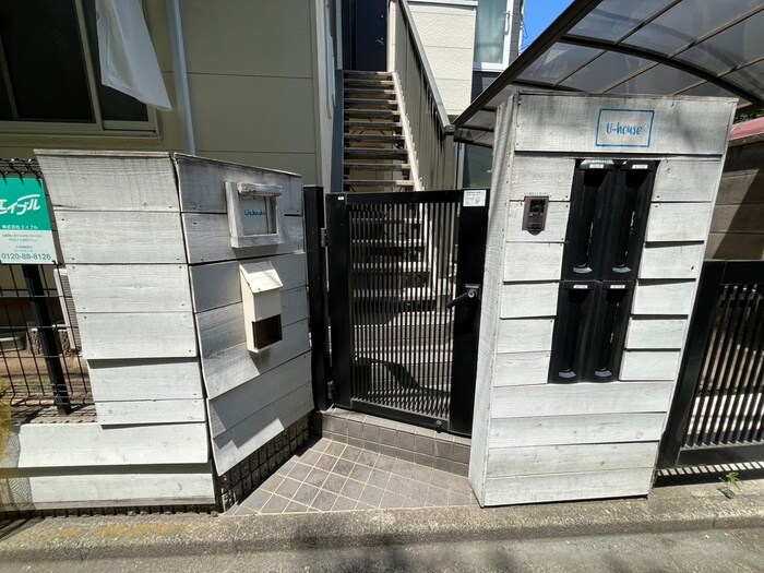 物件外観写真3　(エントランス部分)