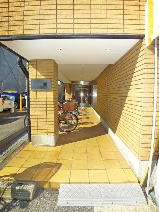 物件外観写真2　(エントランス部分)
