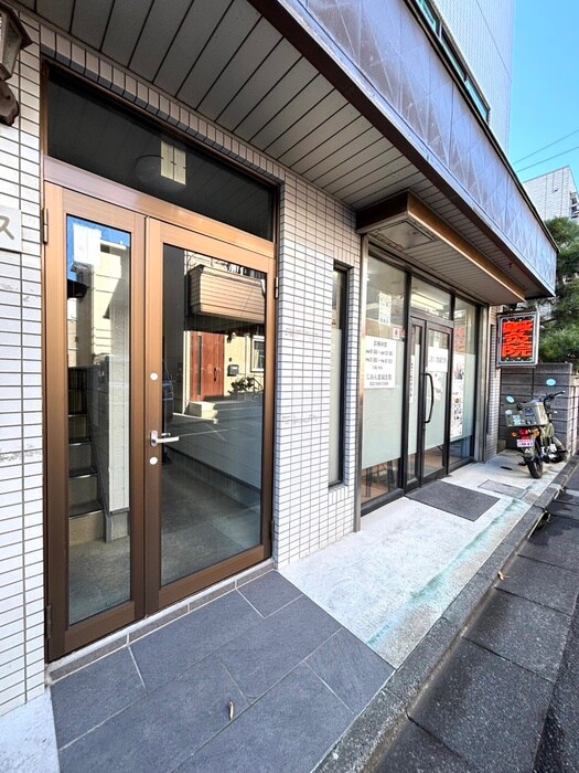 物件外観写真3　(エントランス部分)