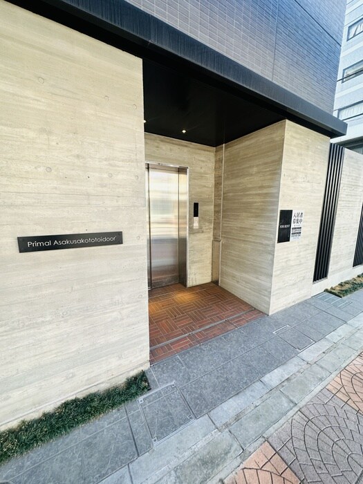 物件外観写真2　(エントランス部分)