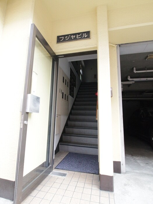 物件外観写真4　(エントランス部分)