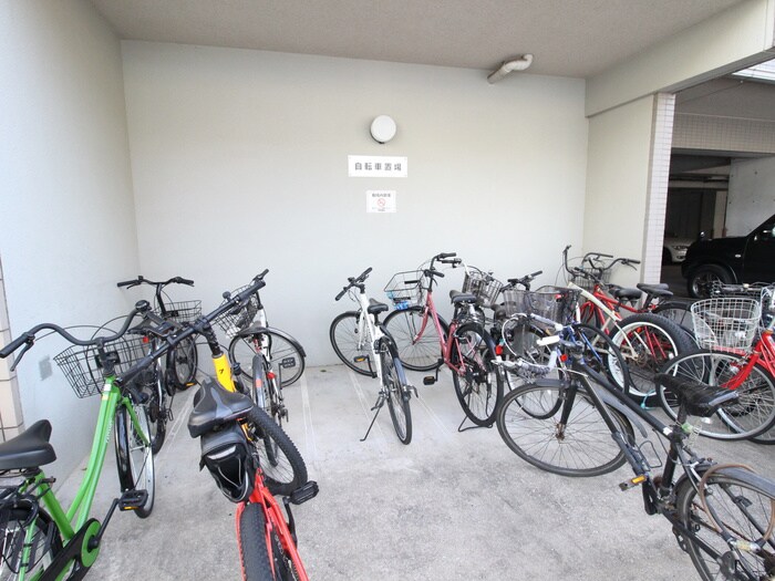 物件外観写真4　(駐輪場)