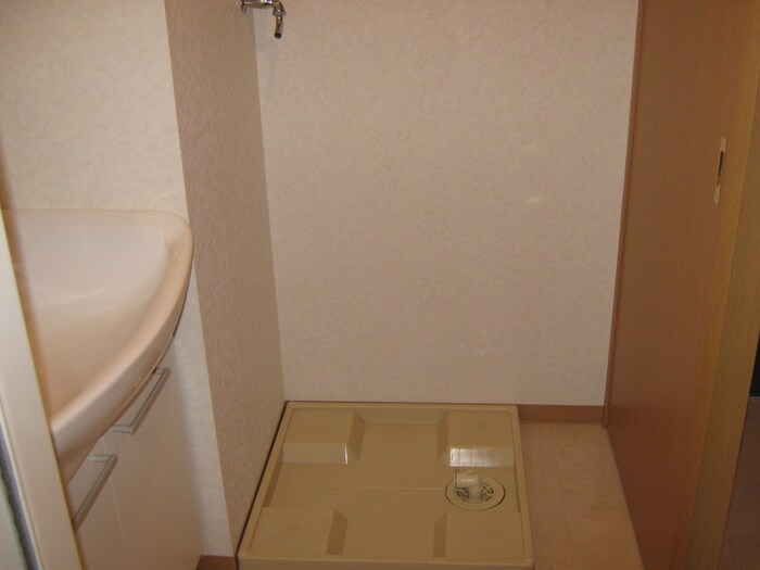 物件内観写真10　(洗濯機置場)