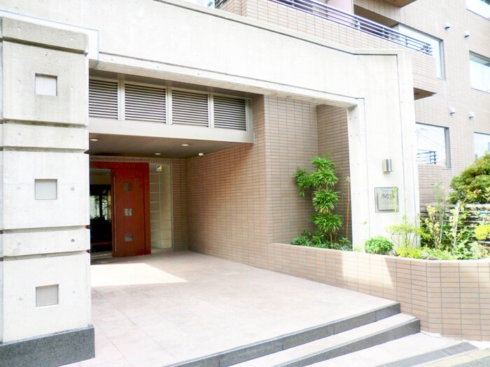 物件外観写真2　(エントランス部分)