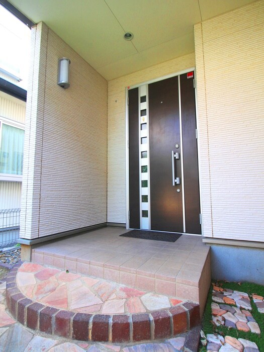 物件外観写真3　(エントランス部分)