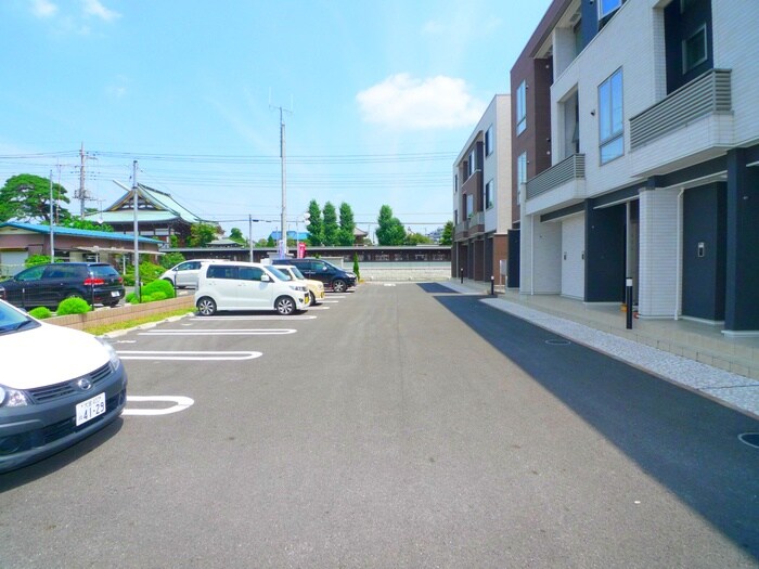 物件外観写真4　(駐車場)