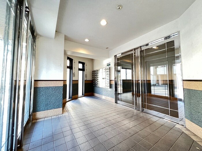 物件外観写真3　(エントランス部分)