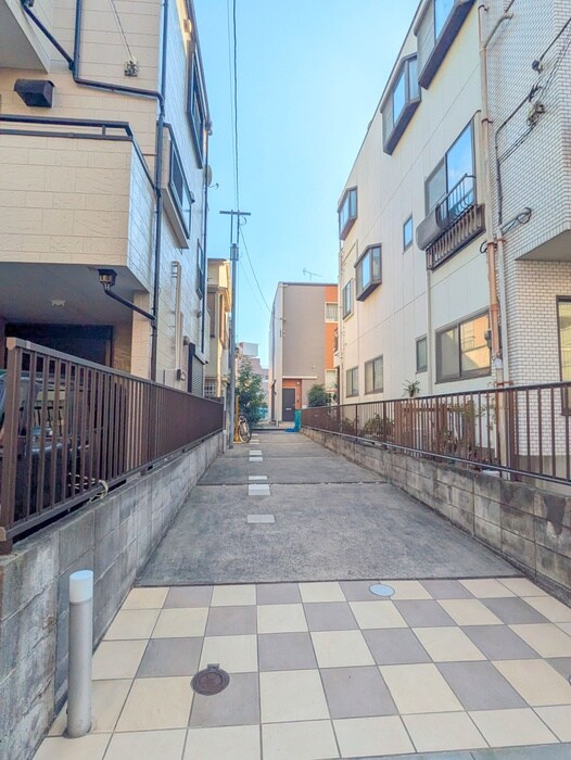 物件外観写真3　(エントランス部分)