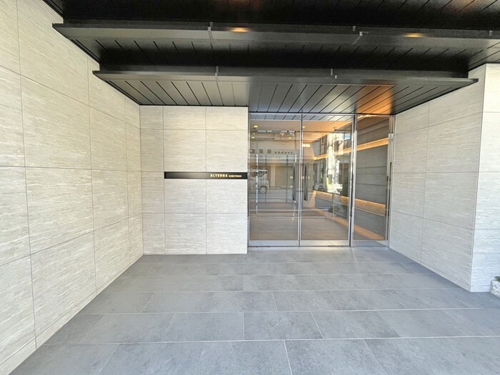 物件外観写真2　(エントランス部分)