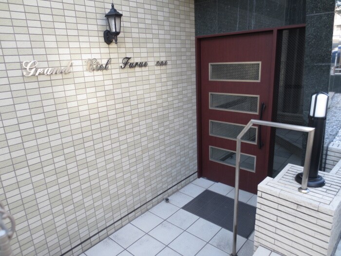 物件外観写真2　(エントランス部分)