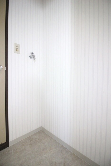 物件内観写真10　(洗濯機置場)