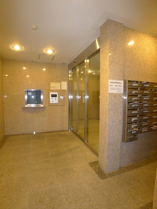 物件外観写真2　(エントランス部分)