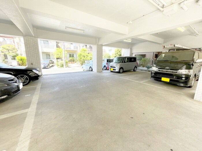 物件外観写真4　(駐車場)