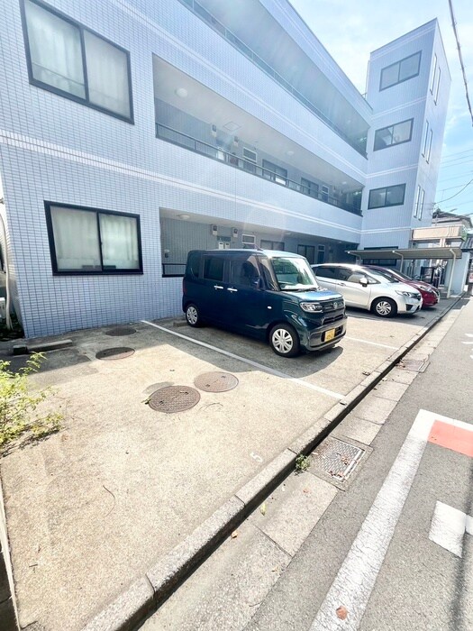 物件外観写真6　(駐車場)