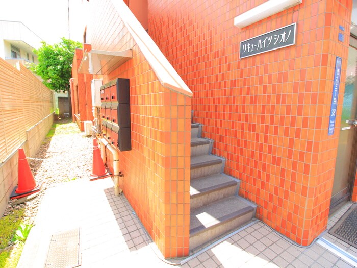 物件外観写真3　(エントランス部分)