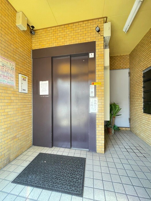 物件外観写真5　(エントランス部分)