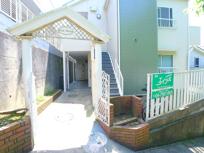 物件外観写真2　(エントランス部分)