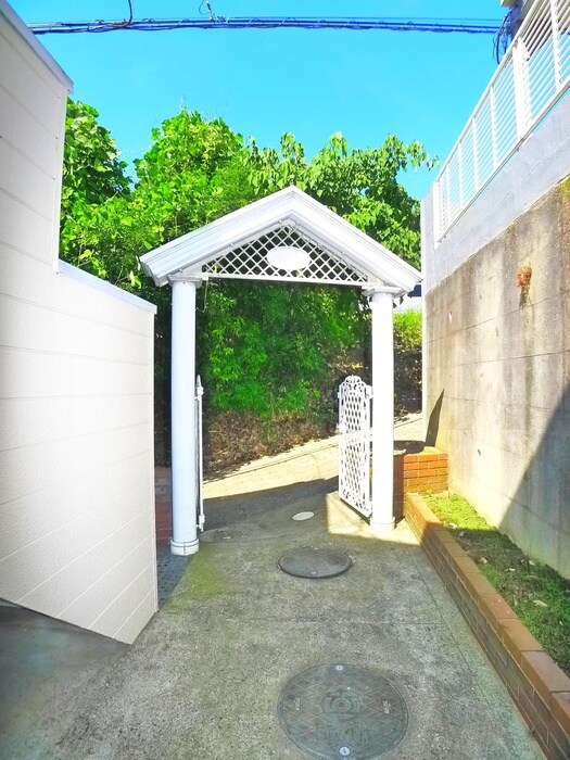 物件外観写真3　(エントランス部分)