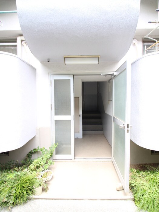 物件外観写真2　(エントランス部分)