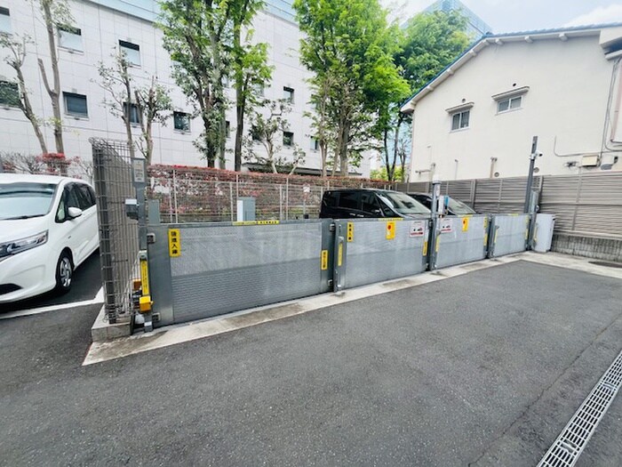 プラウド府中美好町(306)の駐車場