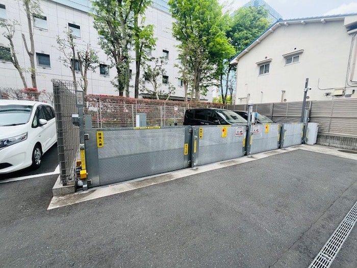 プラウド府中美好町(306)の駐車場