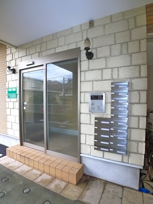 物件外観写真3　(エントランス部分)